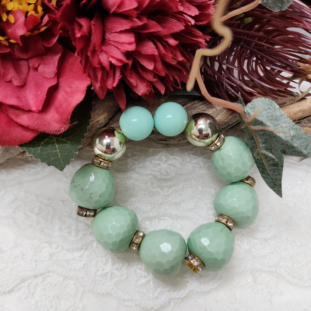 Vintage Mint Green and Silver Toned Beaded Stretch Bracelet